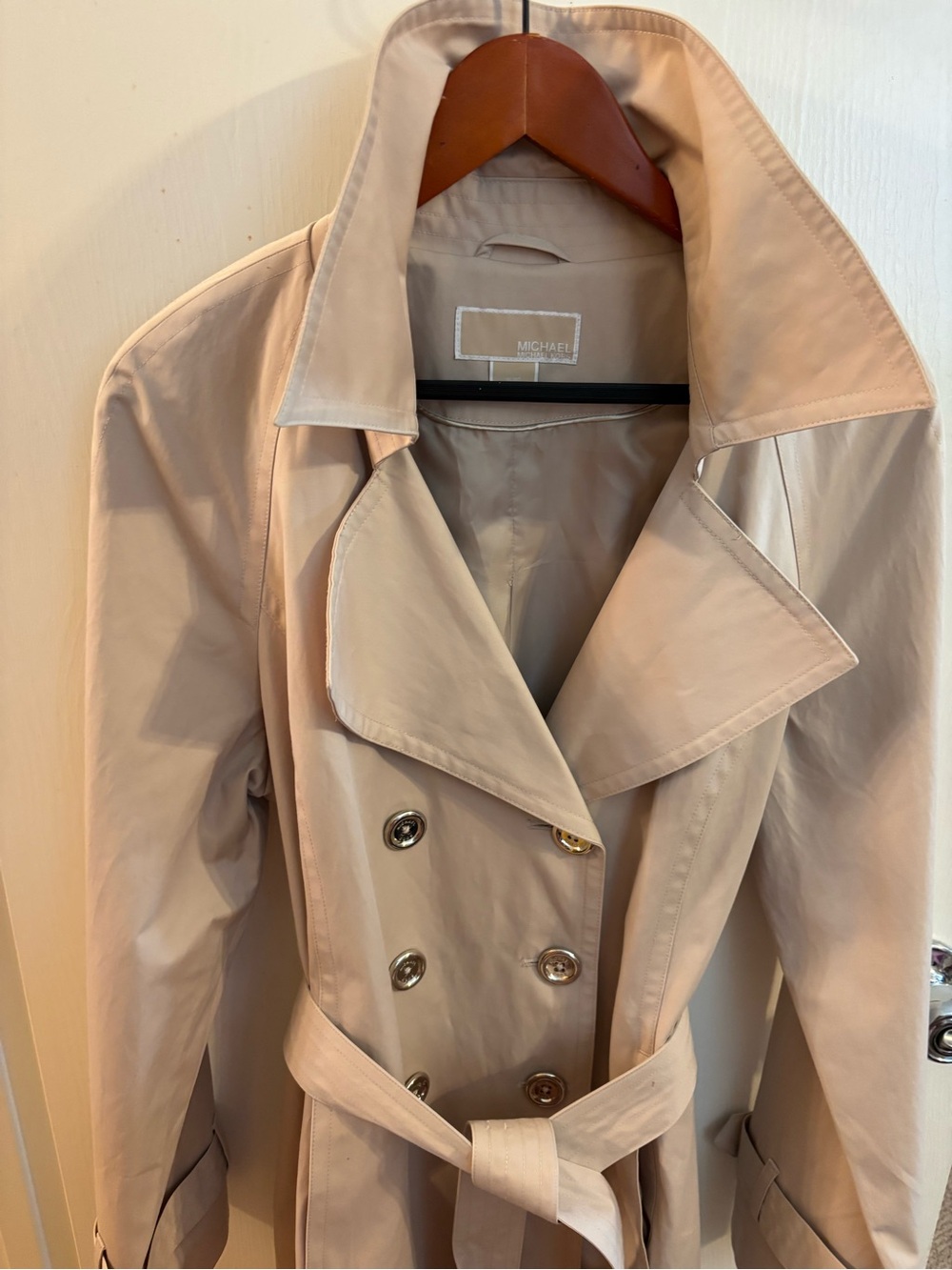 Michael Kors Light Beige Double-Breasted Trench with Notched Lapel - Picture 3 of 14